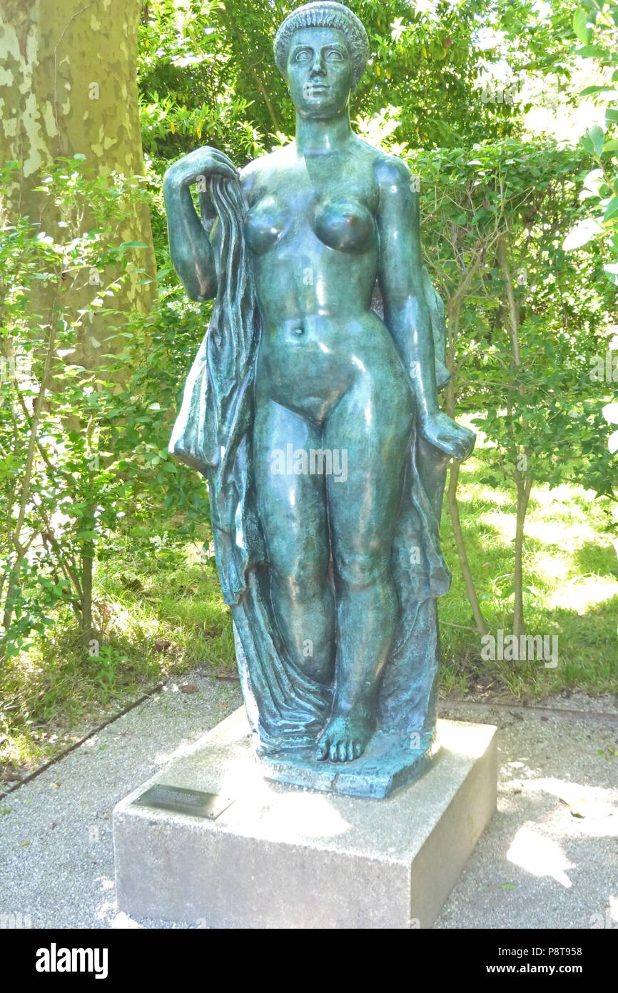 La baigneuse drapée (la Seine), un bronze(1921) par Aristide Maillol dans les jardins du musée Serralves de l'Art Contemporain, Porto, Portugal Banque D'Images