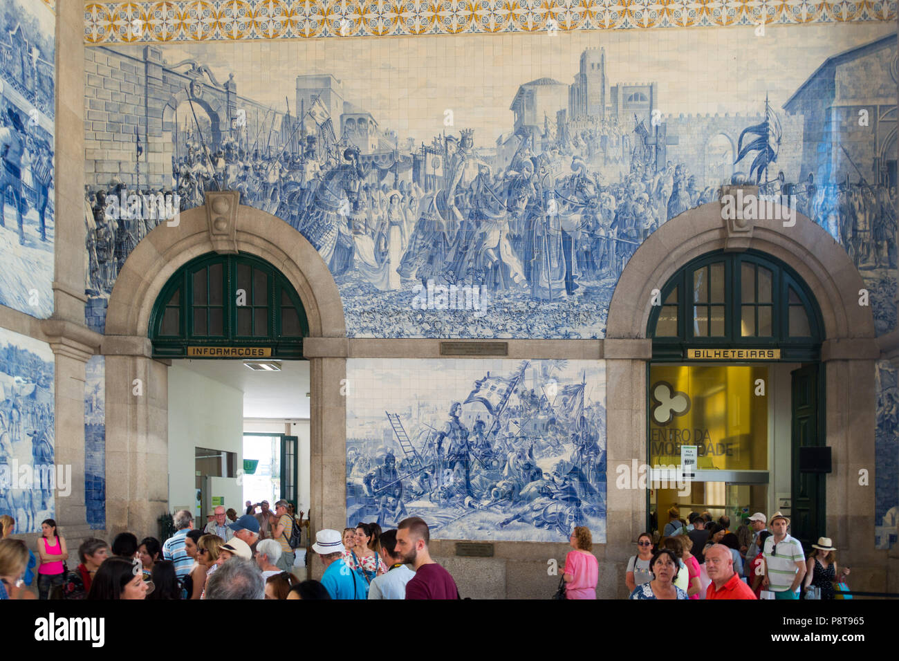 La gare d'Aveiro, Portugal avec son célèbre carreaux bleus (azulejos) illustrant la vie et l'histoire portugaise autour des murs. Banque D'Images