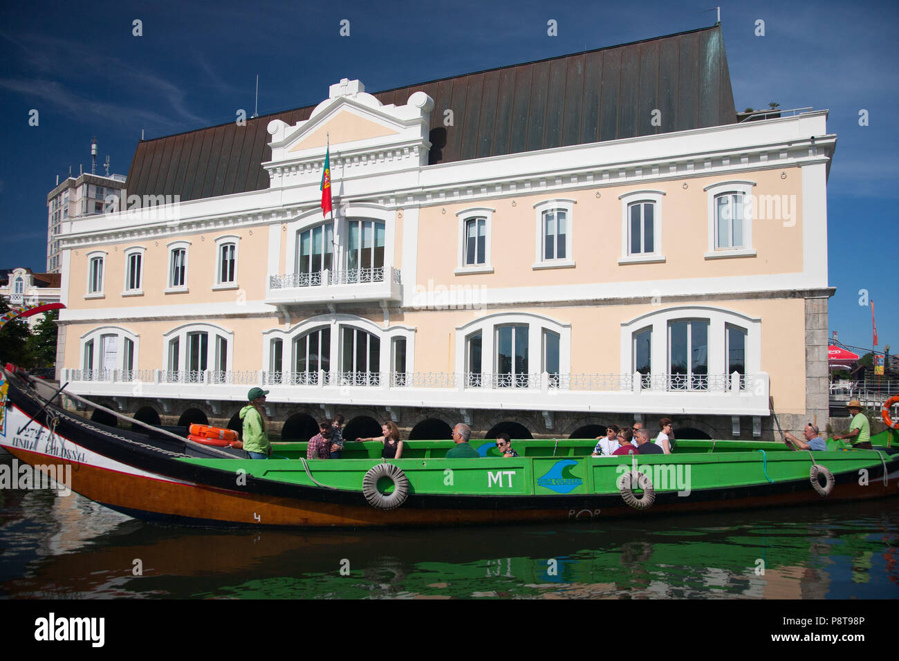 Le canal central à Aveiro, Portugal, utilisé par le ferry de Moliceiros visiteurs et bordée de quelques beaux bâtiments Banque D'Images
