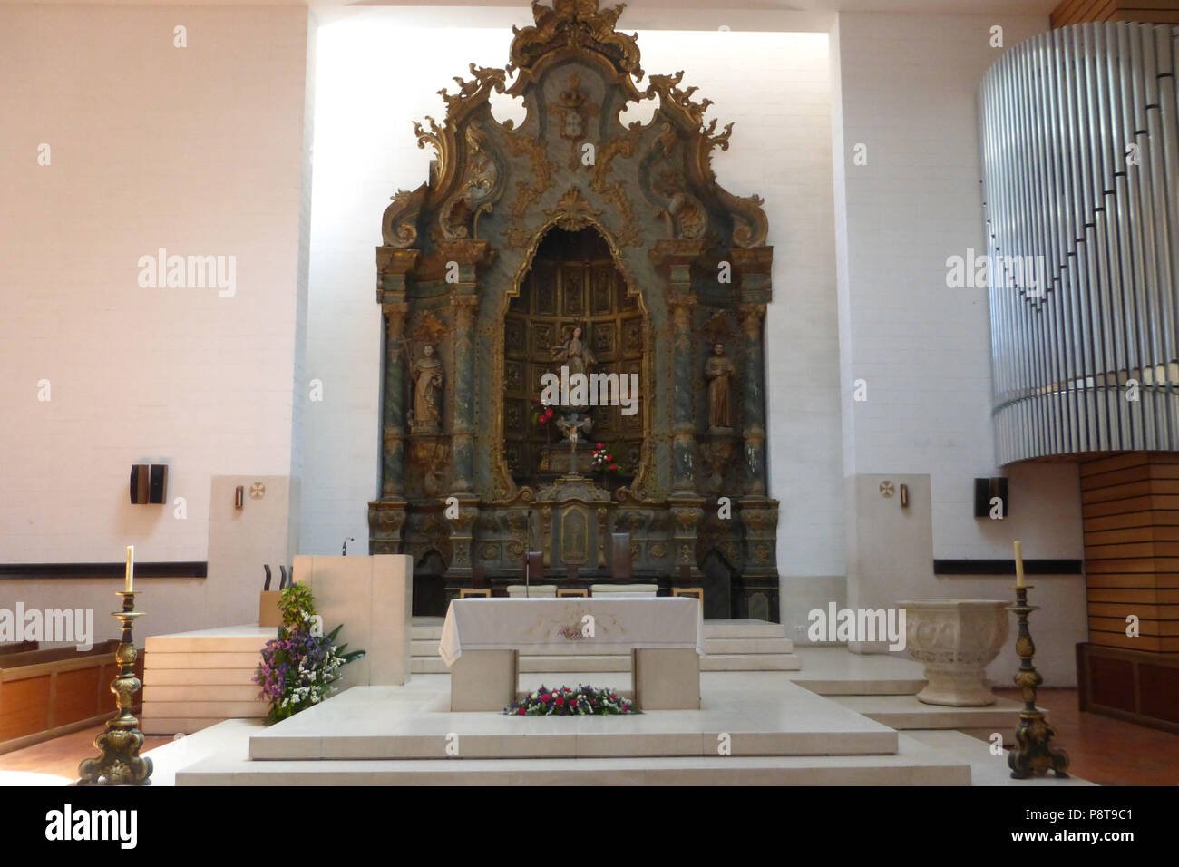Le maître-autel de la cathédrale d''Aveiro, Portugal, avec son nouvel organe. Également connu sous le nom de l'église de Saint Dominique et construit en style baroque portugais Banque D'Images