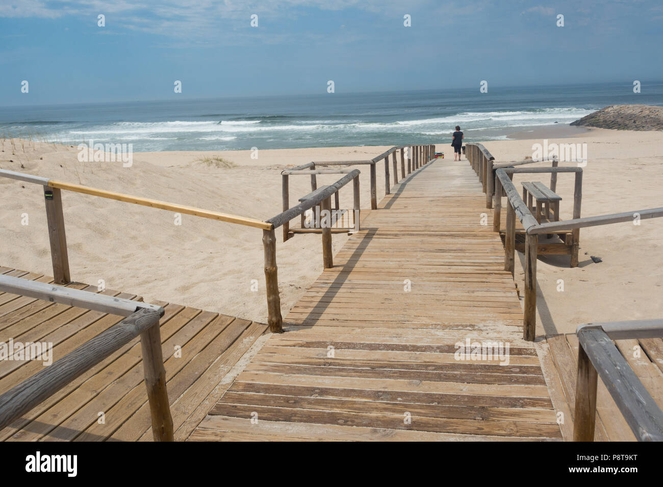 Plage et bord de marche à Costa Nova beach resort, près de Aveiro, Portugal Banque D'Images