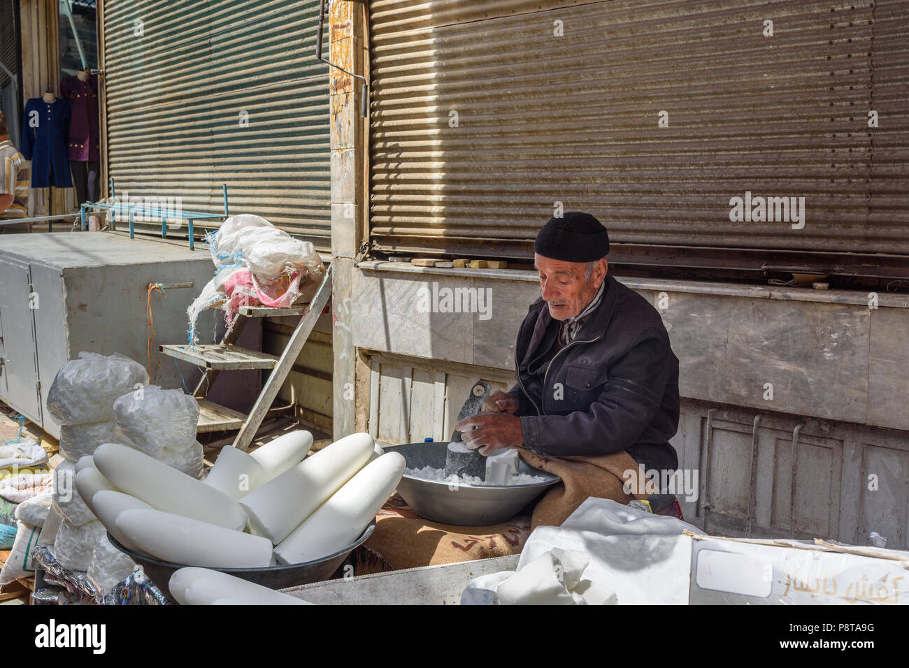 Tehran, Iran - avril 3, 2018 : l'homme iranien bloque sugar cones à vendre à bazar. Province du Kurdistan Banque D'Images