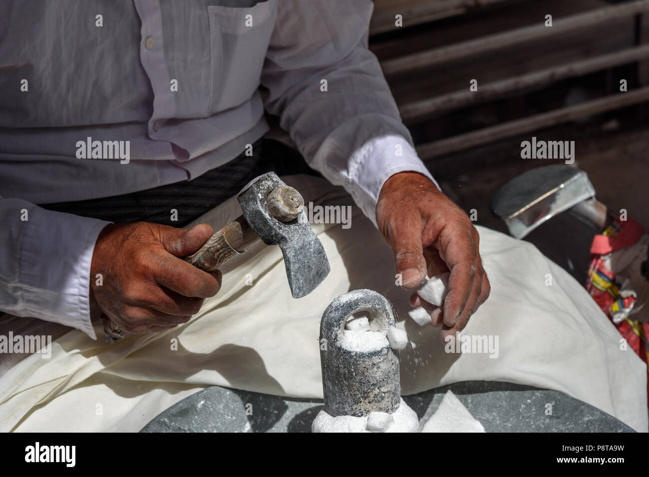 Tehran, Iran - avril 3, 2018 : l'homme iranien bloque sugar cones à vendre à bazar. Province du Kurdistan Banque D'Images