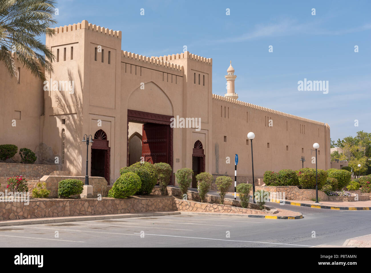 Gate et les murs à l'entrée de souk à Nizwa, Oman Banque D'Images