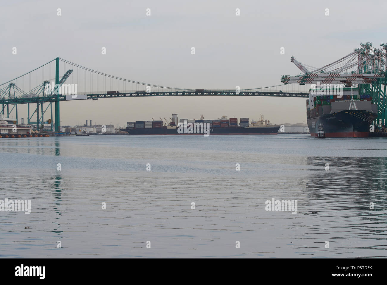 Le pacha Vintage NEW YORK, porte-conteneurs, HORIZON RELIENCE, dans le bassin de virage, lié pour le bassin ouest du terminal à conteneurs du Port de Los Angeles, États-Unis Banque D'Images