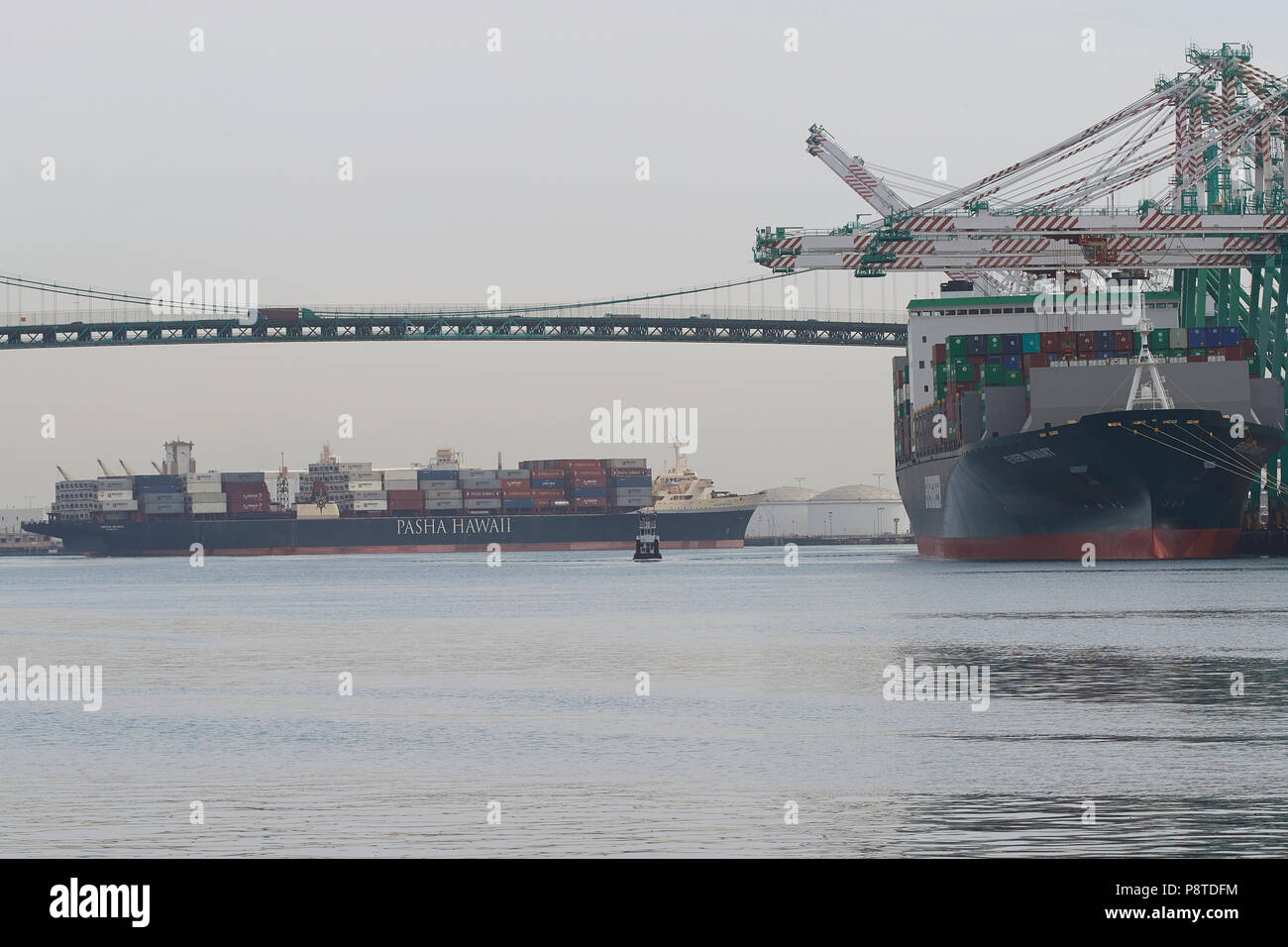 Le pacha Vintage NEW YORK, porte-conteneurs, HORIZON RELIENCE, dans le bassin de virage, lié pour le bassin ouest du terminal à conteneurs du Port de Los Angeles, États-Unis Banque D'Images