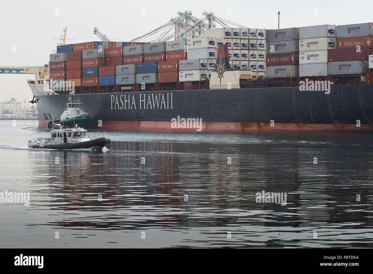 Le Port de Los Angeles bateau de police passe le pacha Vintage NEW YORK, porte-conteneurs, HORIZON RELIENCE, entrant dans le Port de Los Angeles, Californie, USA. Banque D'Images