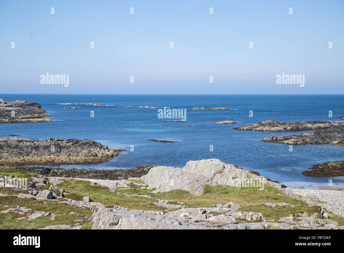 Magnifique paysage marin et horizon avec des rochers en premier plan, Colonsay, Argyll et Bute, côte ouest de l'Écosse Banque D'Images
