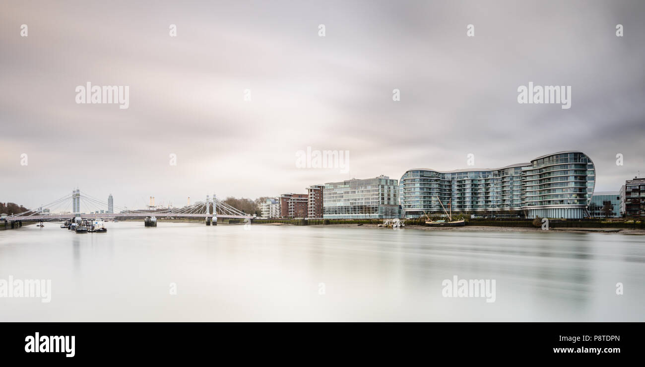 Vue d'exposition longue de Battersea Bridge vers Albert Bridge et Battersea Power Station et le bâtiment Riverside Albion Banque D'Images