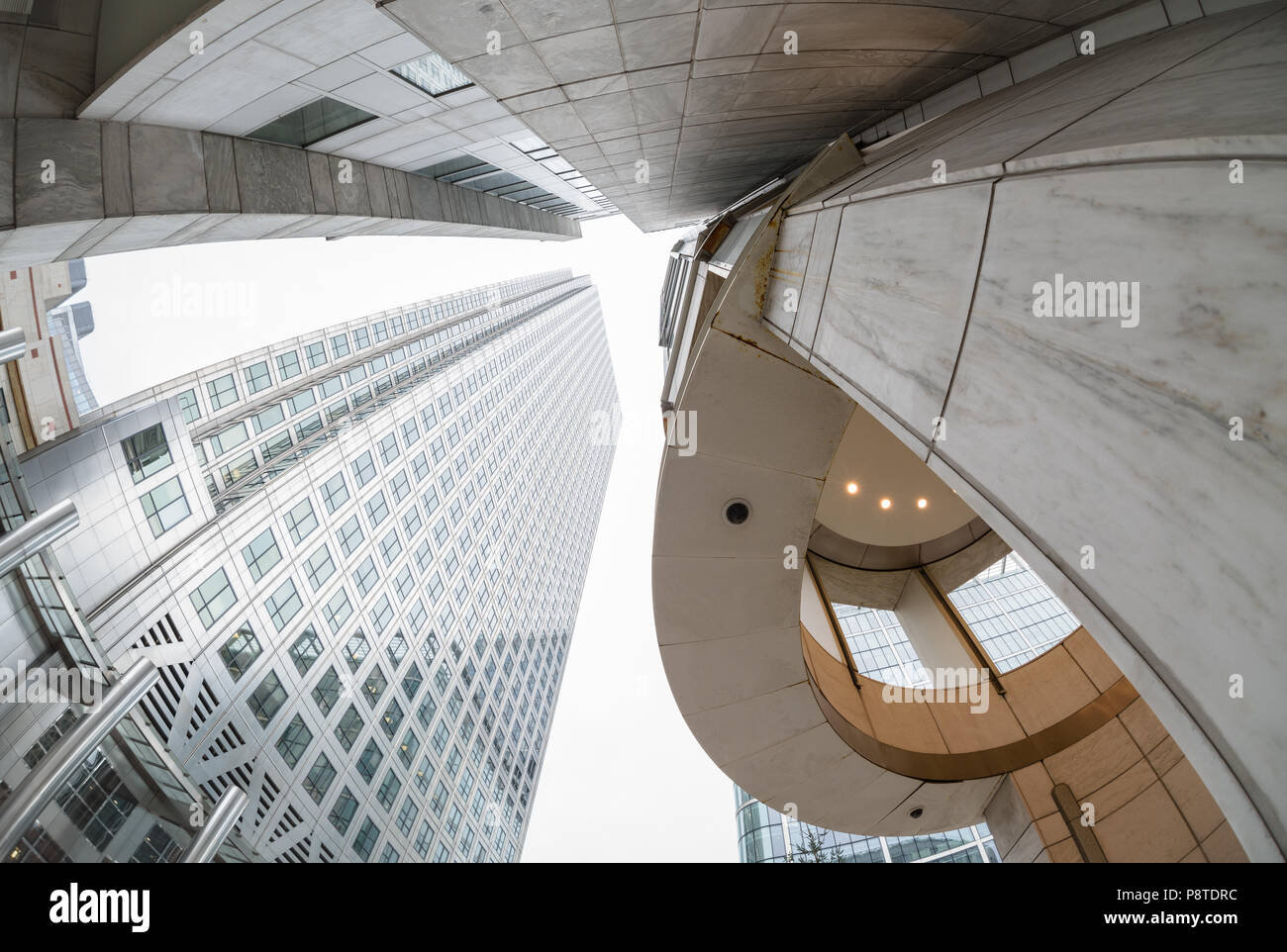 Vue grand angle à la recherche jusqu'à des bâtiments sur Canada Square, Canary Wharf, London Banque D'Images