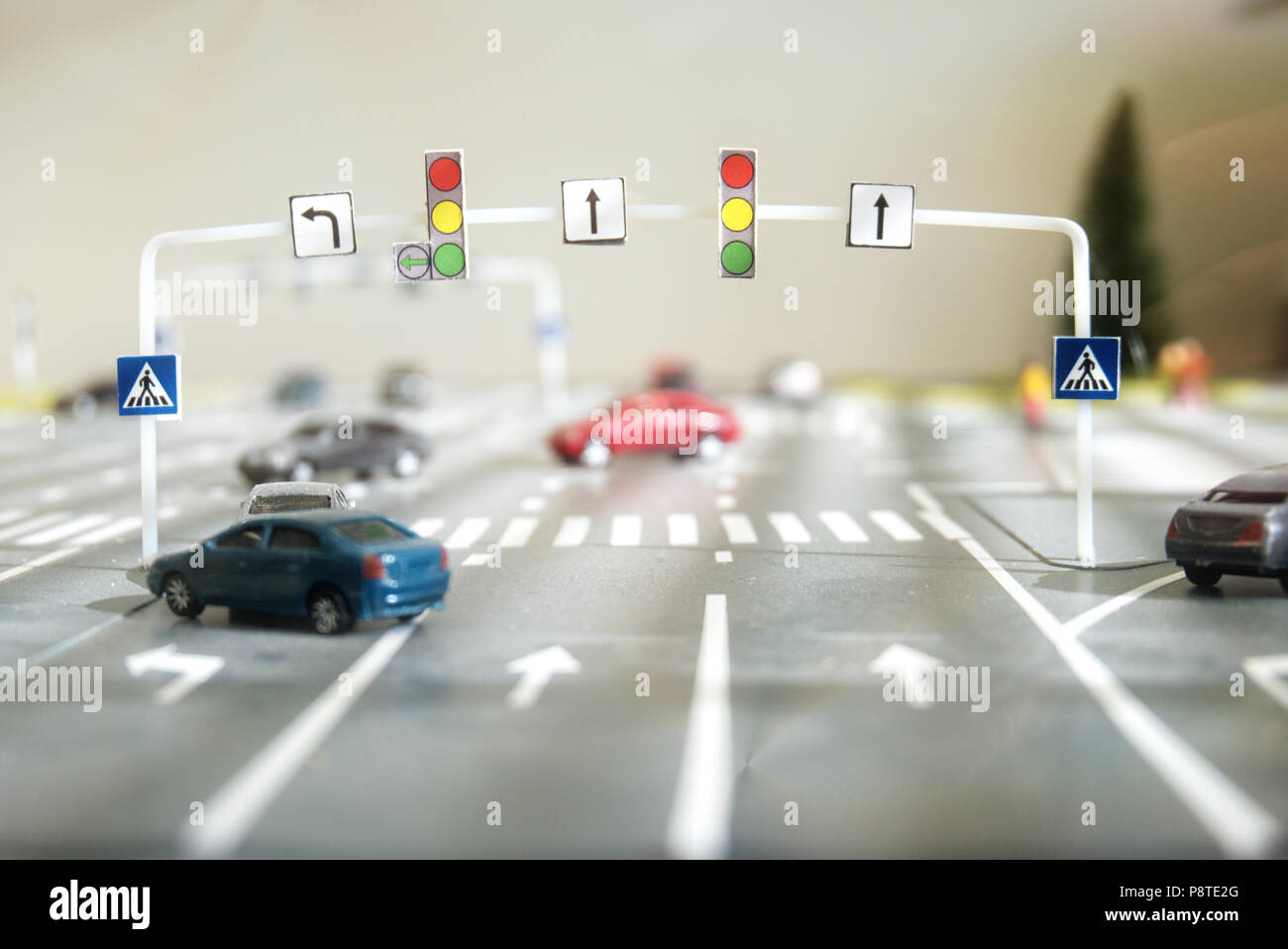 Modèle jouet d'un trafic sur le carrefour Photo Stock - Alamy