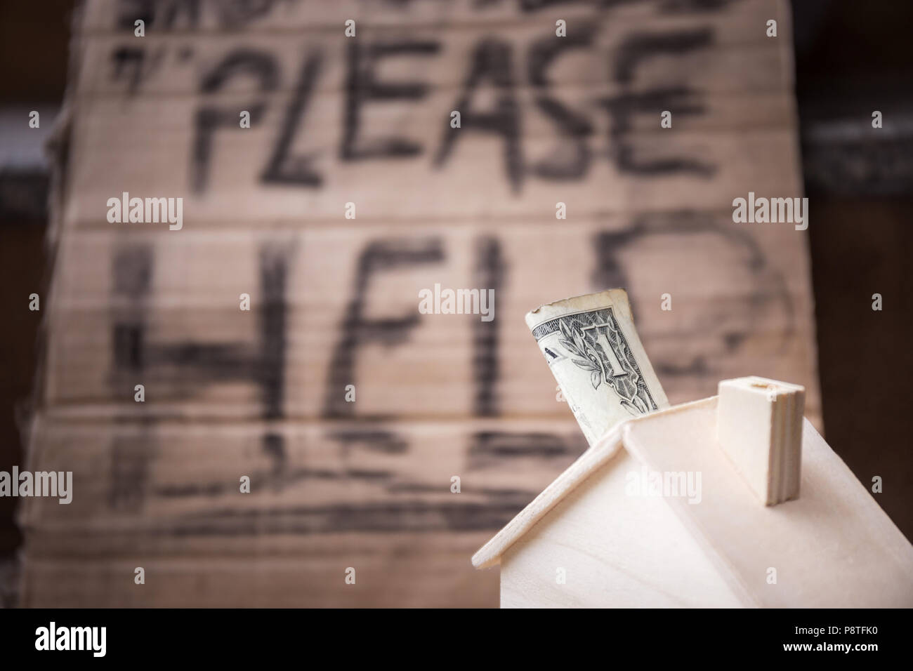 Don d'argent ou en dollars pour les pauvres ou les sans-abri problème concept, ils ont besoin de nourriture, d'accueil, de l'argent, d'amour et d'espoir pour leur vie, un dollar sur maison m Banque D'Images