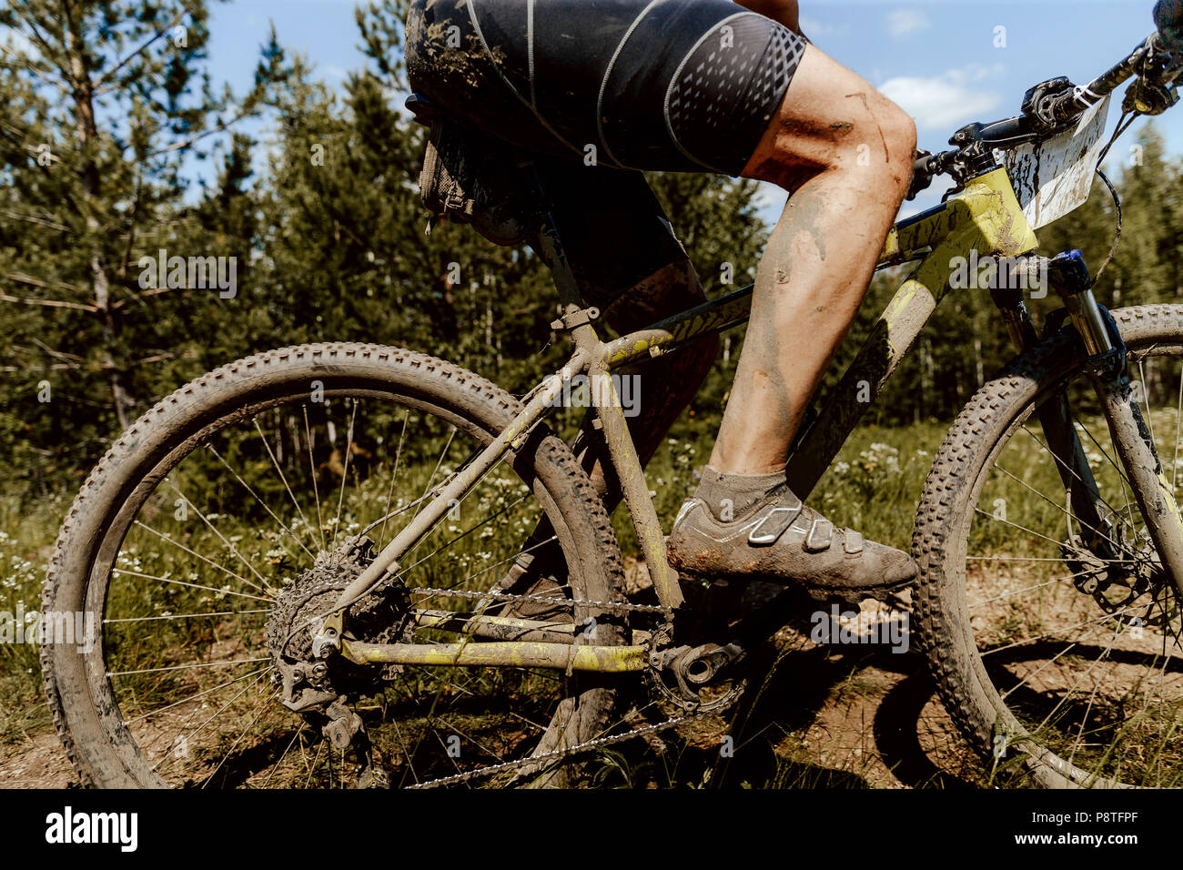 Pieds sales et athlète vélo cycliste de compétition de vélo de montagne Banque D'Images