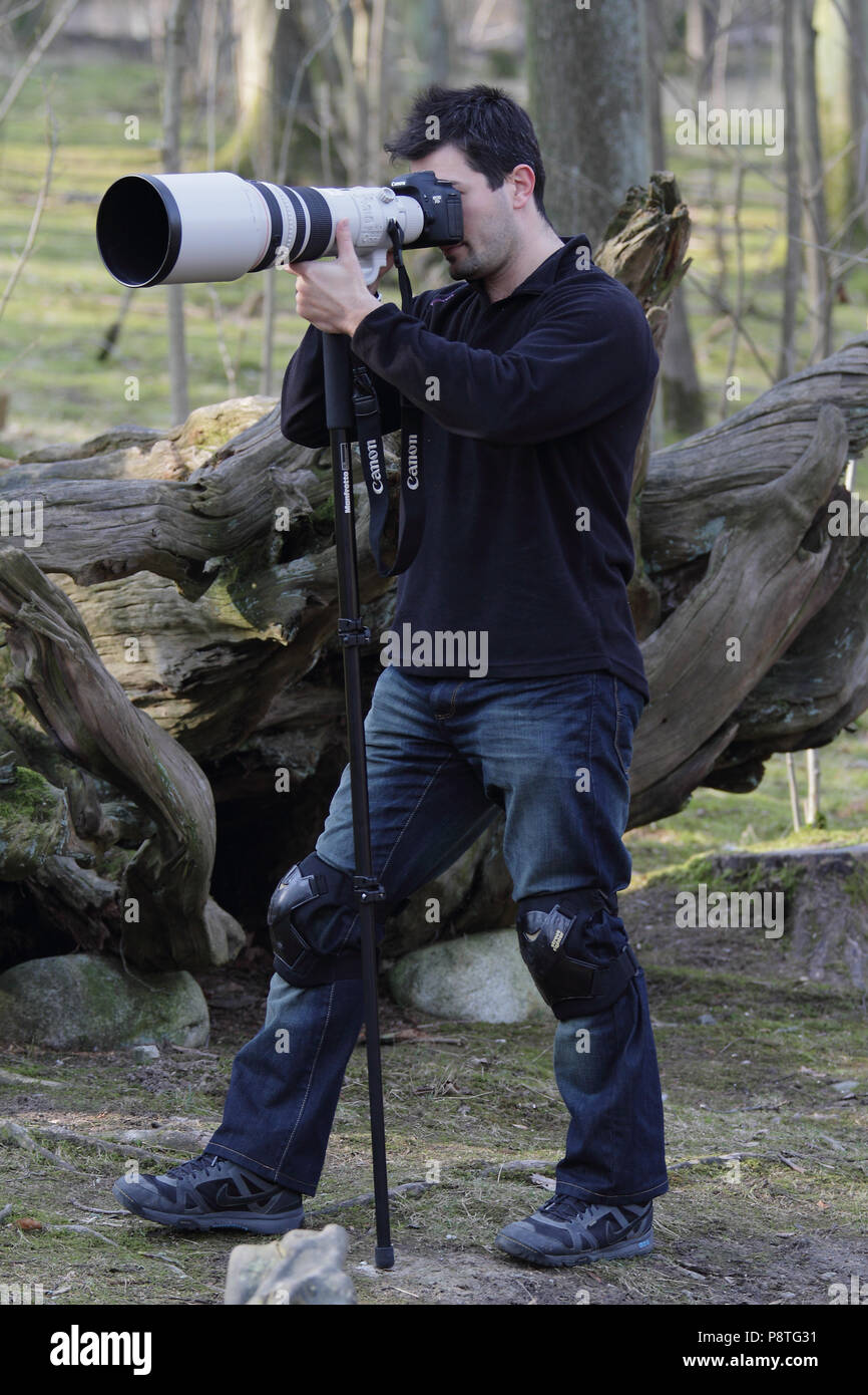 Photographe de sport de la faune avec de gros téléobjectif Banque D'Images