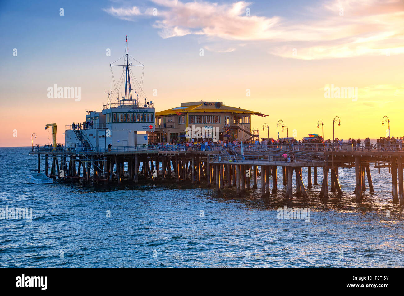 27 mai, 2017. Santa Monica, Californie. Les touristes visitant la jetée de Santa Monica en Californie au coucher du soleil sur la côte ouest. Banque D'Images