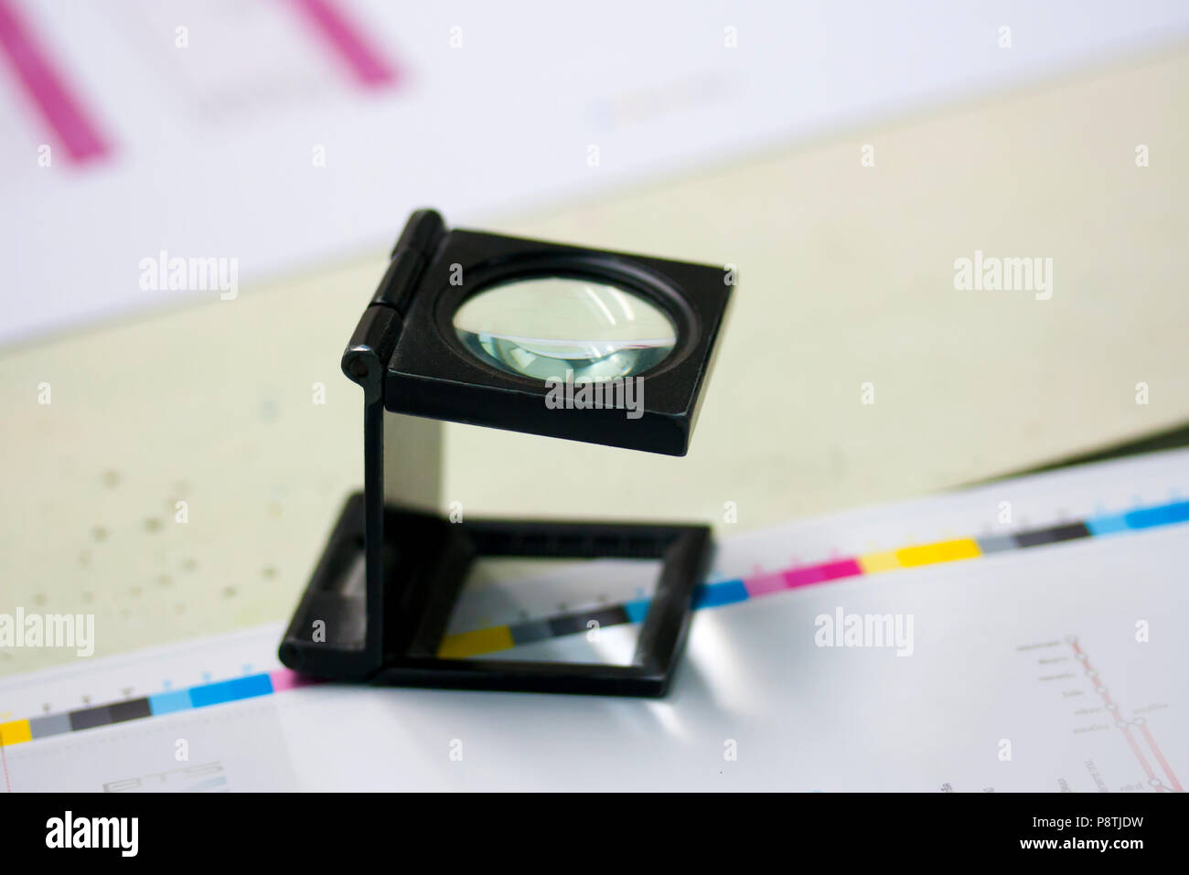La loupe debout sur une feuille de l'impression test Banque D'Images