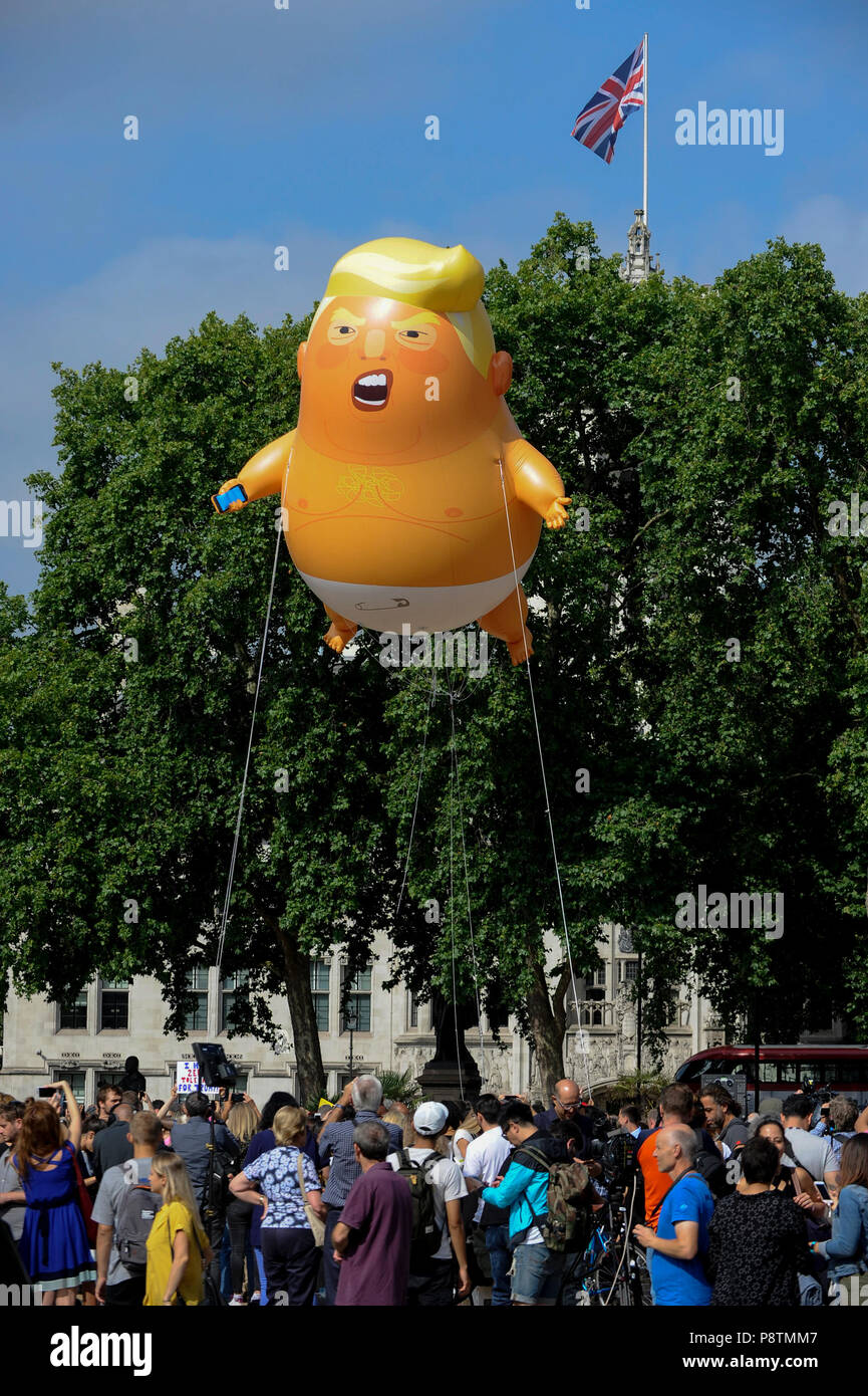 Londres Royaume Uni 13 Juillet 18 Un Geant Bebe Trump Ballon Vole Au Dessus De La Place Du Parlement A Westminster Dans Le Cadre D Une Protestation Contre Le President Donald Trump A L Occasion De