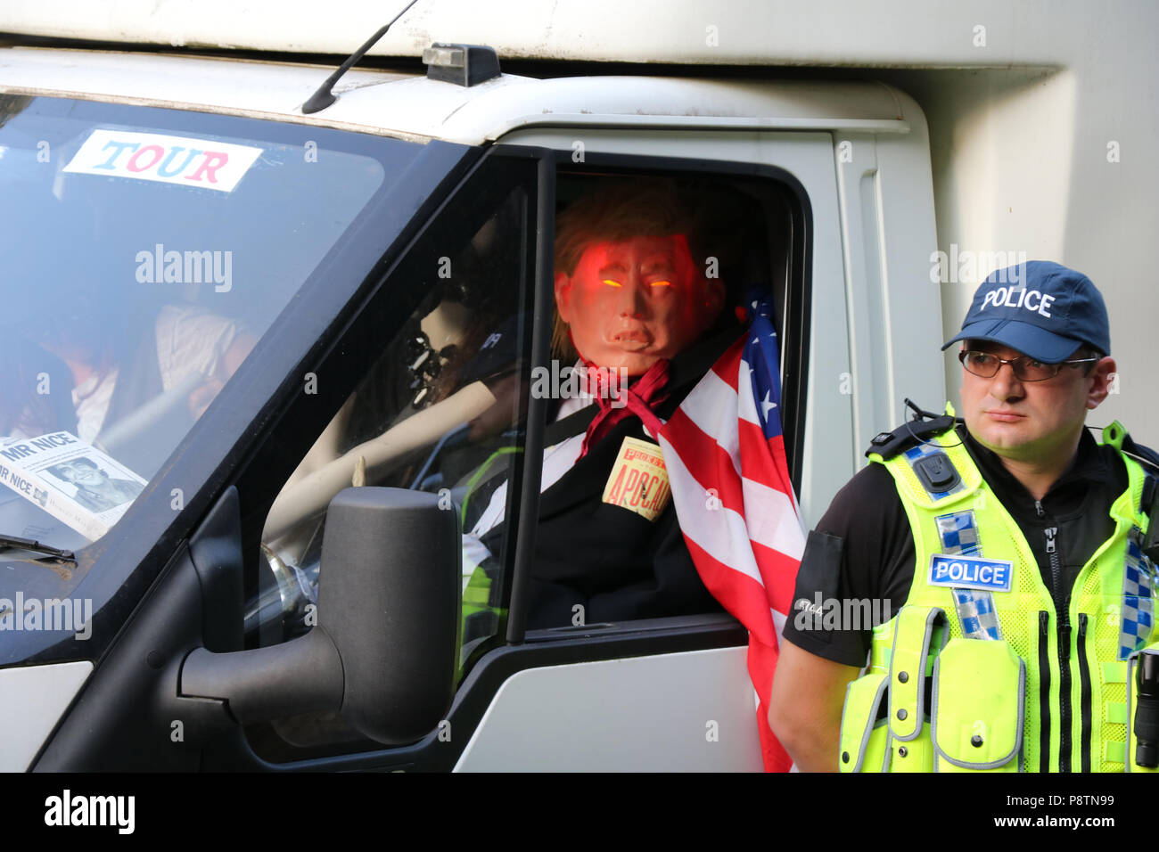 Woodstock, Royaume-Uni. 12 juillet, 2018. La protection de la police un faux convoi lors de l'arrêt d'Atout Trump protester à Blenheim Palace, Woodstock. L'Angleterre. Credit : Philippa McAllister/Alamy Live News Banque D'Images