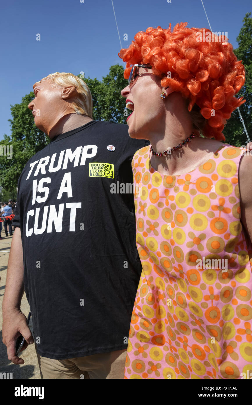 Westminster Londres 13 Juillet 18 Musicien Juju En Perruque Orange Apporte Son Point De Vue Sur L Atout De Donald Claire Un Atout Bebe Geant Ballon Est Vu Voler Au Dessus De La Place Westminster Londres 13 Juillet 18 Musicien Juju En Perruque Orange Apporte Son Point De Vue Sur L Atout De Donald Claire Un Atout Bebe Geant Ballon Est Vu Voler Au Dessus De La Place