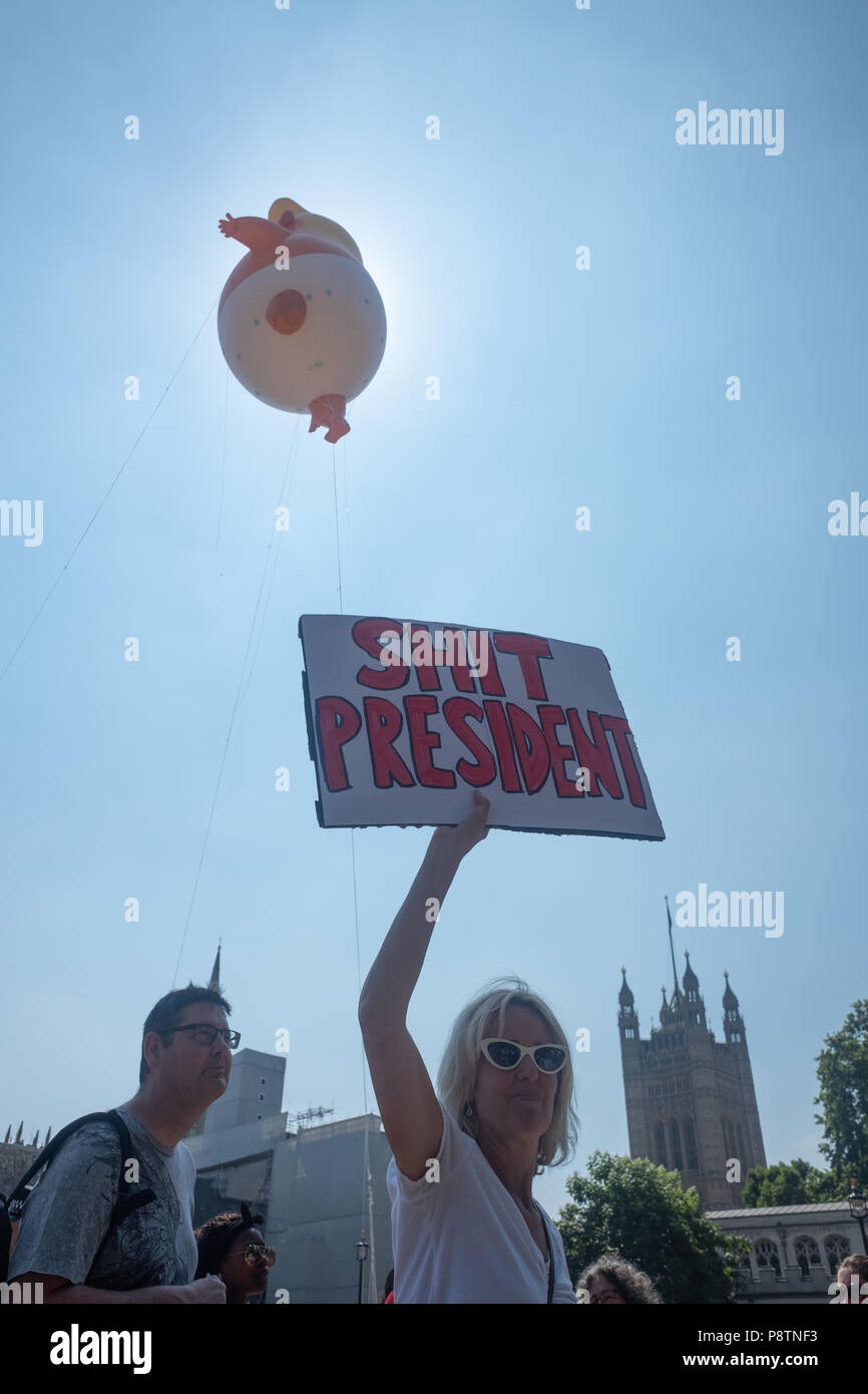Le ballon est l'Atout bébé volant au-dessus de la place du Parlement à Londres. C'est une partie de la protestation contre le Trump visite au Royaume-Uni. Banque D'Images