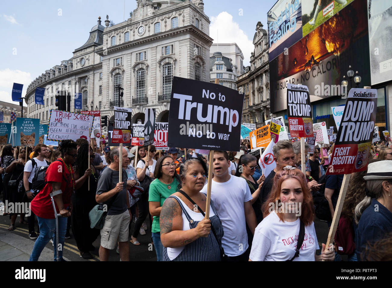 Londres - le 13 juillet : une marche de protestation contre la visite au Royaume-Uni par le président américain, Donald Trump, passe à travers le centre de Londres le 13 juillet 2018,. Photo de David Levenson Crédit : David Levenson/Alamy Live News Crédit : David Levenson/Alamy Live News Banque D'Images
