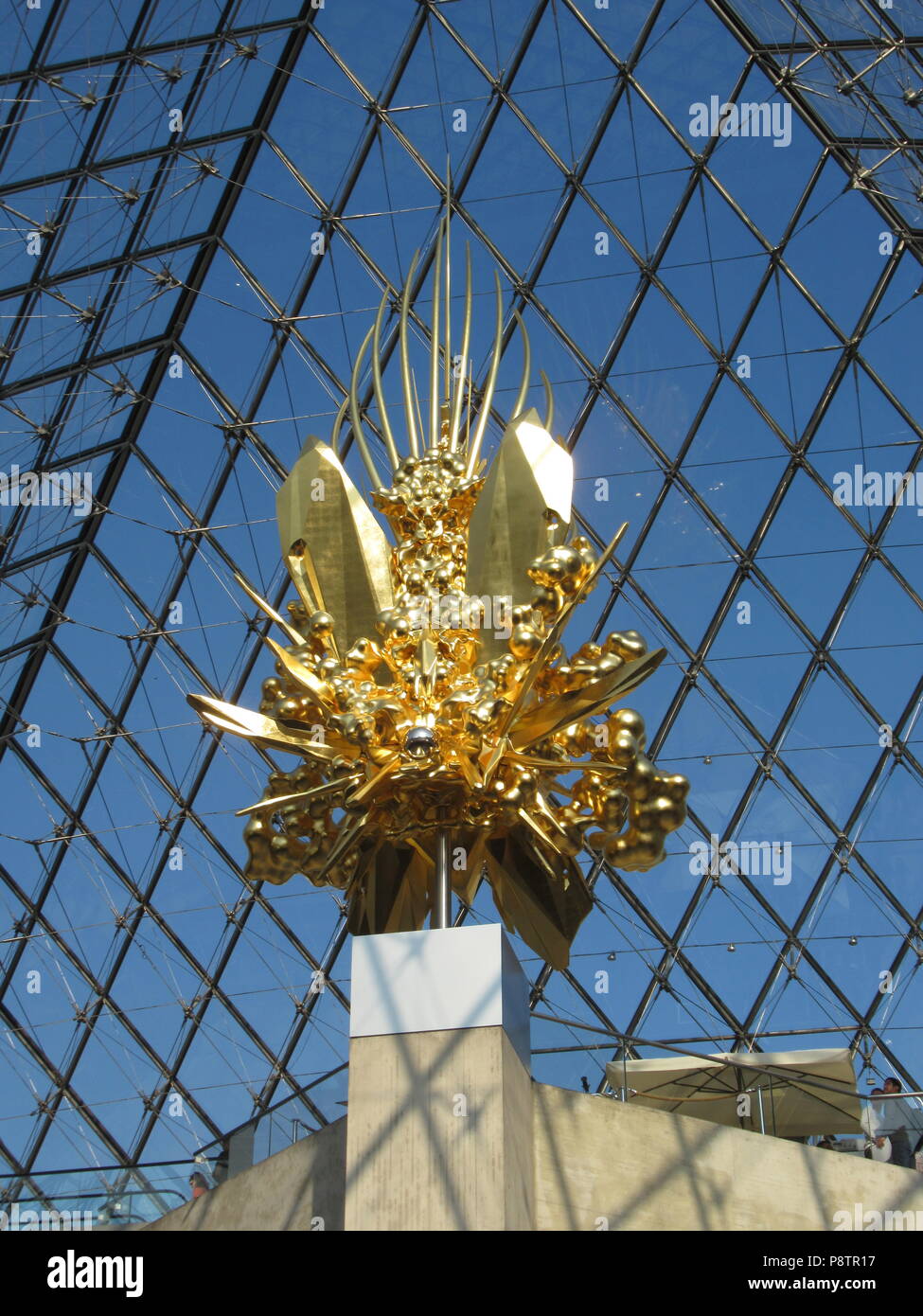 Paris, France. 12 juillet, 2018. La sculpture 'trône' de l'artiste japonais Kohei Nawa au Louvre. L'immense sculpture est appelée 'trône' et est de plus de 14 mètres de haut, pèse 3 tonnes et rayonne sous la pyramide d'or du Louvre parisien. -Pas de service de fil- Crédit : Sabine Glaubitz/dpa/Alamy Live News Banque D'Images