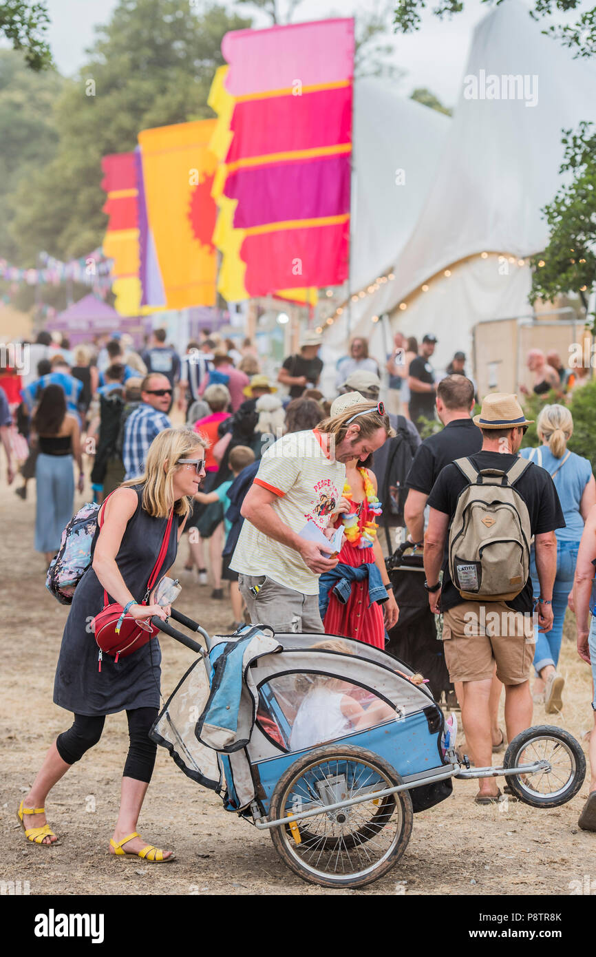 Les travaux par point chaud obtenir autour de l'arène - La Latitude 2018 Festival, Henham Park. Suffolk 13 Juillet 2018 Crédit : Guy Bell/Alamy Live News Banque D'Images