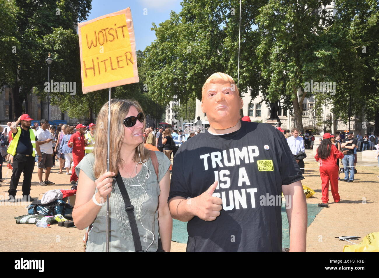 Dans l'homme masque de Donald Trump en caoutchouc.Les manifestants se sont réunis au Parlement Square, au pied de l'Trumpbaby balloon pour manifester contre la visite de Donald Trump à l'UK,Place du Parlement,London.UK 13.07.18 Banque D'Images