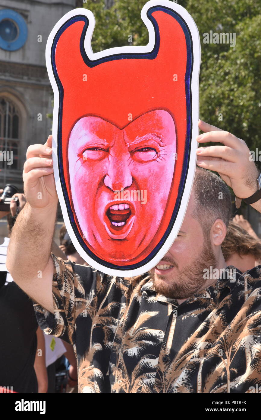 En manifestant un masque de diable, de protester contre la visite de Donald Trump à l'UK,la place du Parlement, Londres .UK 13.07.18 Banque D'Images