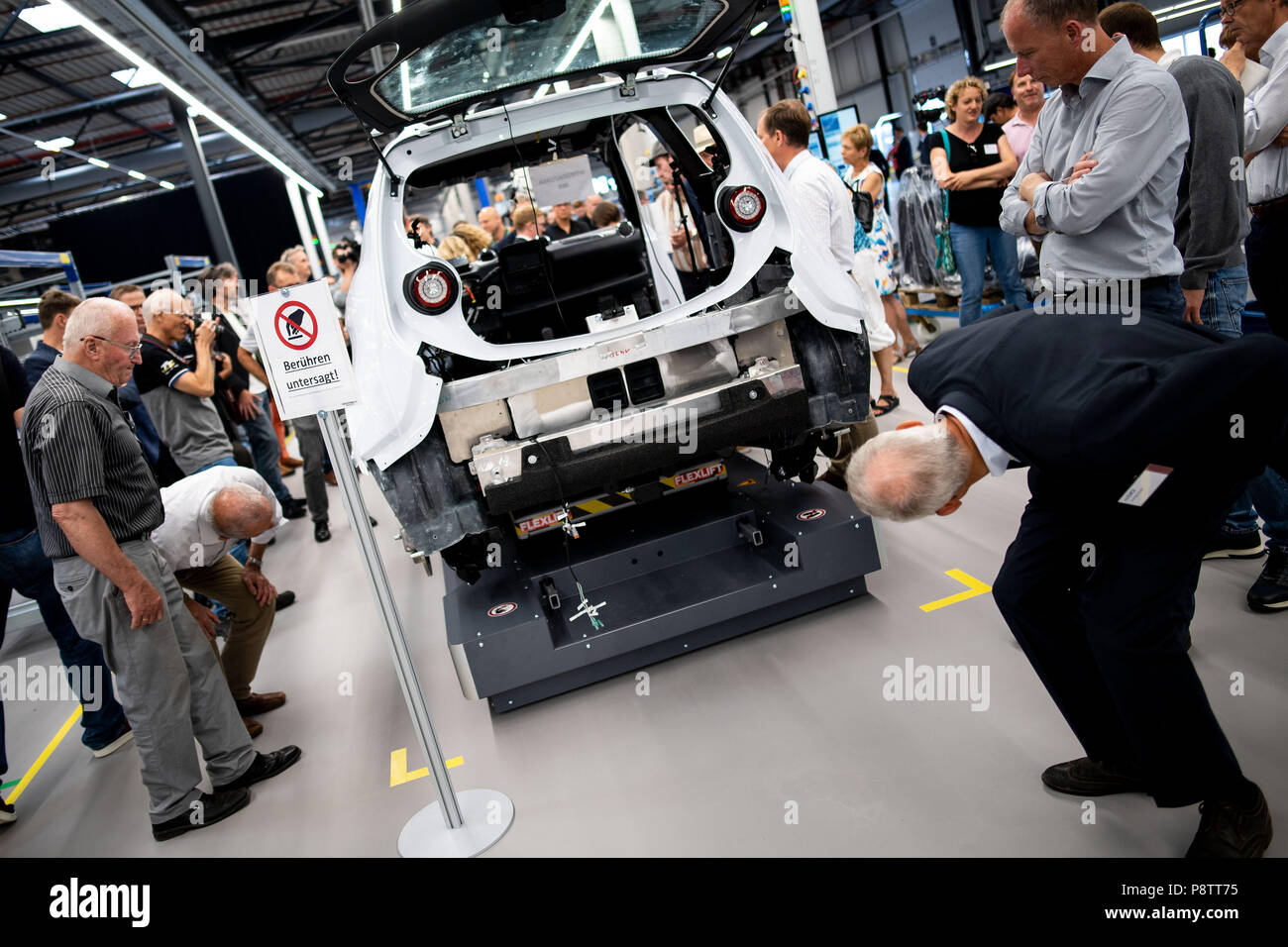 Allemagne, Aix-la-Chapelle. Le 13 juillet, 2018. Vous pourrez regarder un e.Go La voiture de la production au cours de l'ouverture de l'usine automobile électronique. Credit : Marius Becker/dpa/Alamy Live News Banque D'Images