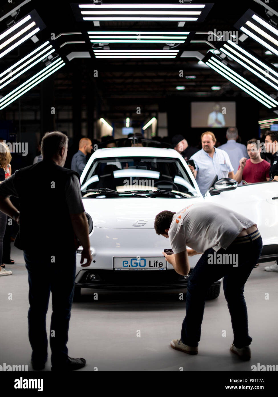 Allemagne, Aix-la-Chapelle. Le 13 juillet, 2018. Vous pourrez regarder un e.Go La voiture de la production au cours de l'ouverture de l'usine automobile électronique. Credit : Marius Becker/dpa/Alamy Live News Banque D'Images