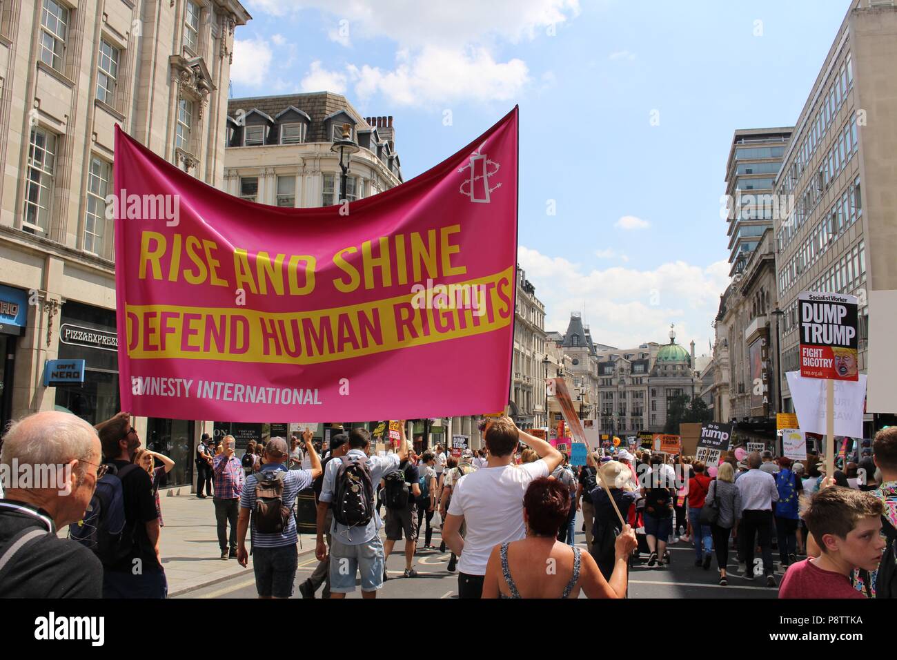 Londres, Royaume-Uni. 13 juillet 2018. Les manifestants passent par Piccadilly, Londres le long de la route que les manifestants marchent contre l'Atout visite au Royaume-Uni 13 Juillet 2018 aussi connu comme le Carnaval de résistance Crédit : Sophia akram/Alamy Live News Banque D'Images