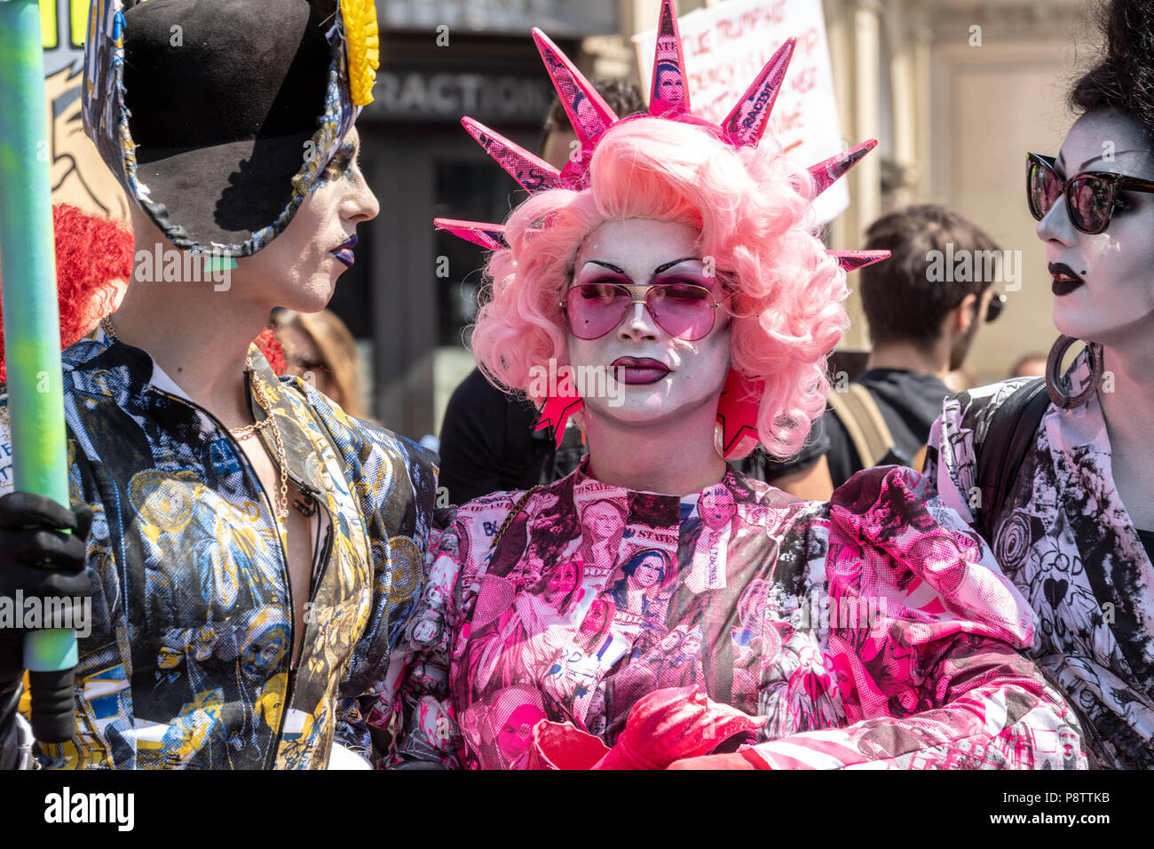 Londres, le 13 Juillet 2018 Mars femme -Mettre l'anti bruit une petite démonstration d'atout de drag queens mars rejoint la parade principale Ian Davidson Crédit/Alamy Live News Banque D'Images