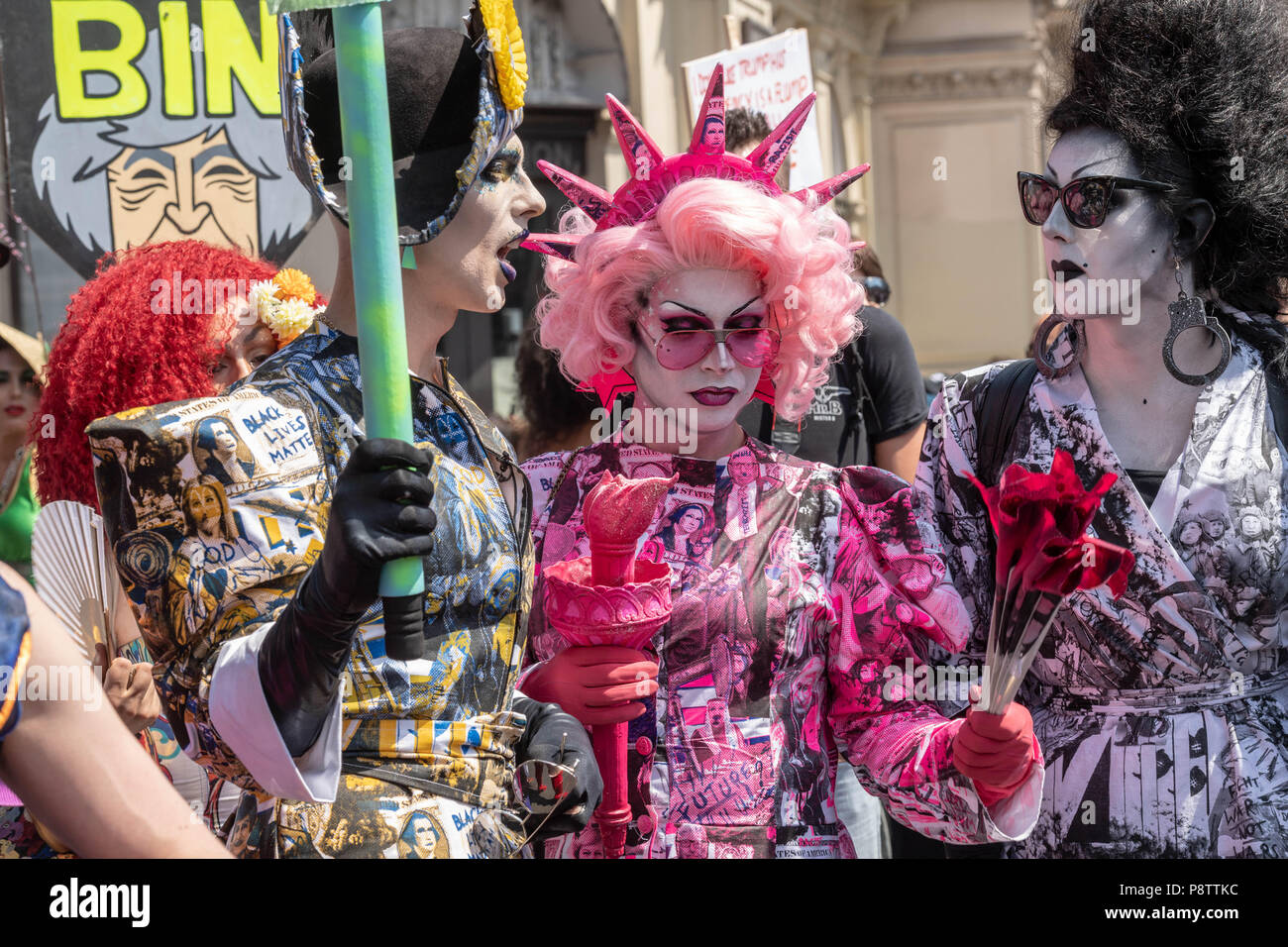 Londres, le 13 Juillet 2018 Mars femme -Mettre l'anti bruit une petite démonstration d'atout de drag queens mars rejoint le crédit parade Ian Davidson/Alamy Live News Banque D'Images