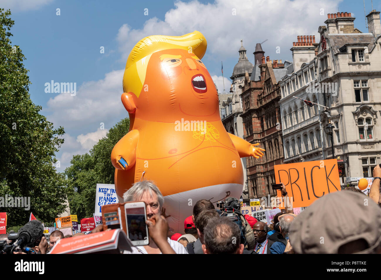 Londres, le 13 Juillet 2018 Mars femme -Mettre l'anti bruit démonstration trump Le Trump dirigeable rejoint le crédit parade Ian Davidson/Alamy Live News Banque D'Images