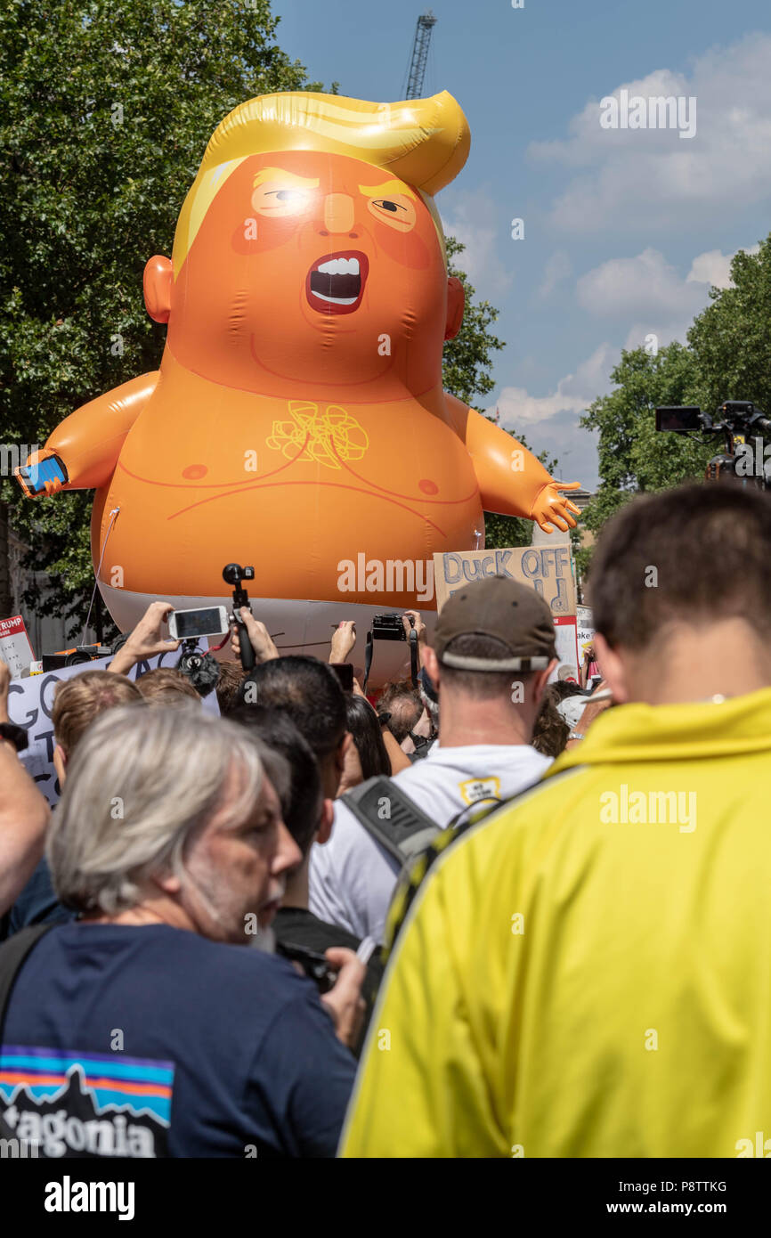 Londres, le 13 juillet 2018 Marche des femmes -Mettre l'anti bruit démonstration trump Le Trump dirigeable rejoint le crédit parade Ian Davidson/Alamy Live News Banque D'Images
