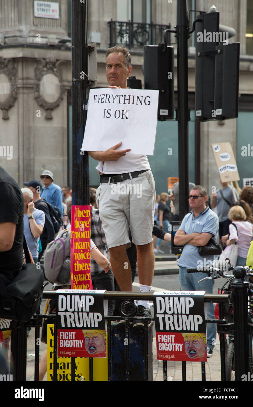 London UK 13 juillet 2018 manifestants participent à une manifestation contre la visite du Président Trump au Royaume-Uni à Trafalgar Square Crédit : Thabo Jaiyesimi/Alamy Live News Banque D'Images