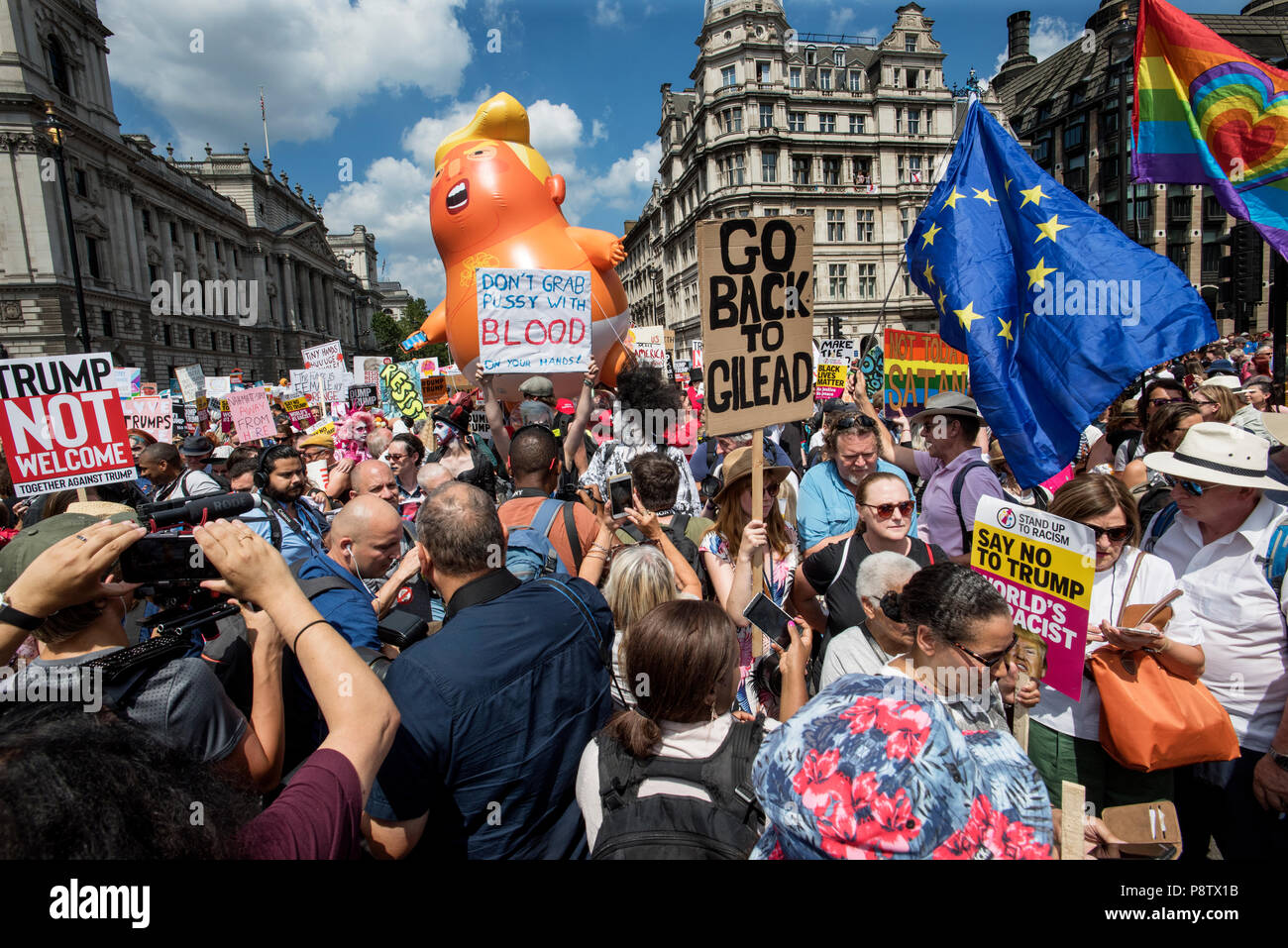 Le président Trump démonstrations, Londres, Angleterre, Royaume-Uni. 13 juillet 2018 manifestations anti-NOUS Président Trump dans Parliament Square, Westminster, Londres Angleterre aujourd'hui. Crédit : BRIAN HARRIS/Alamy Live News Banque D'Images