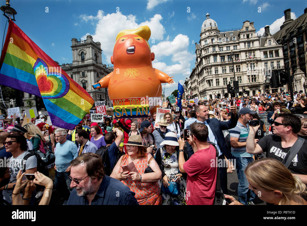 Le président Trump démonstrations, Londres, Angleterre, Royaume-Uni. 13 juillet 2018 manifestations anti-NOUS Président Trump dans Parliament Square, Westminster, Londres Angleterre aujourd'hui. Crédit : BRIAN HARRIS/Alamy Live News Banque D'Images