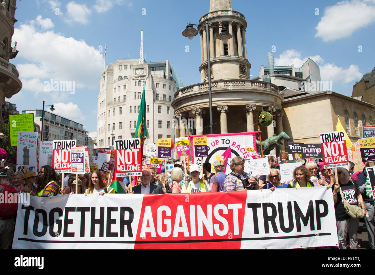 London UK 13 juillet 2018 manifestants participent à une manifestation contre la visite du Président Trump au Royaume-Uni à Trafalgar Square Crédit : Thabo Jaiyesimi/Alamy Live News Banque D'Images