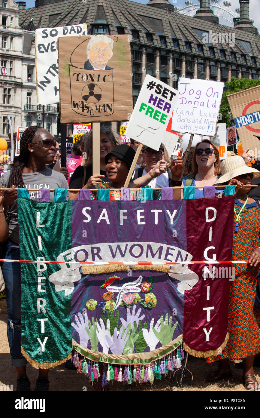 Londres, Royaume-Uni. 13 juillet 2018. Des milliers de manifestants mars à Londres pour protester contre la visite du président Donald Trump au Royaume-Uni. Crédit : Anna Watson/Alamy Live News Banque D'Images