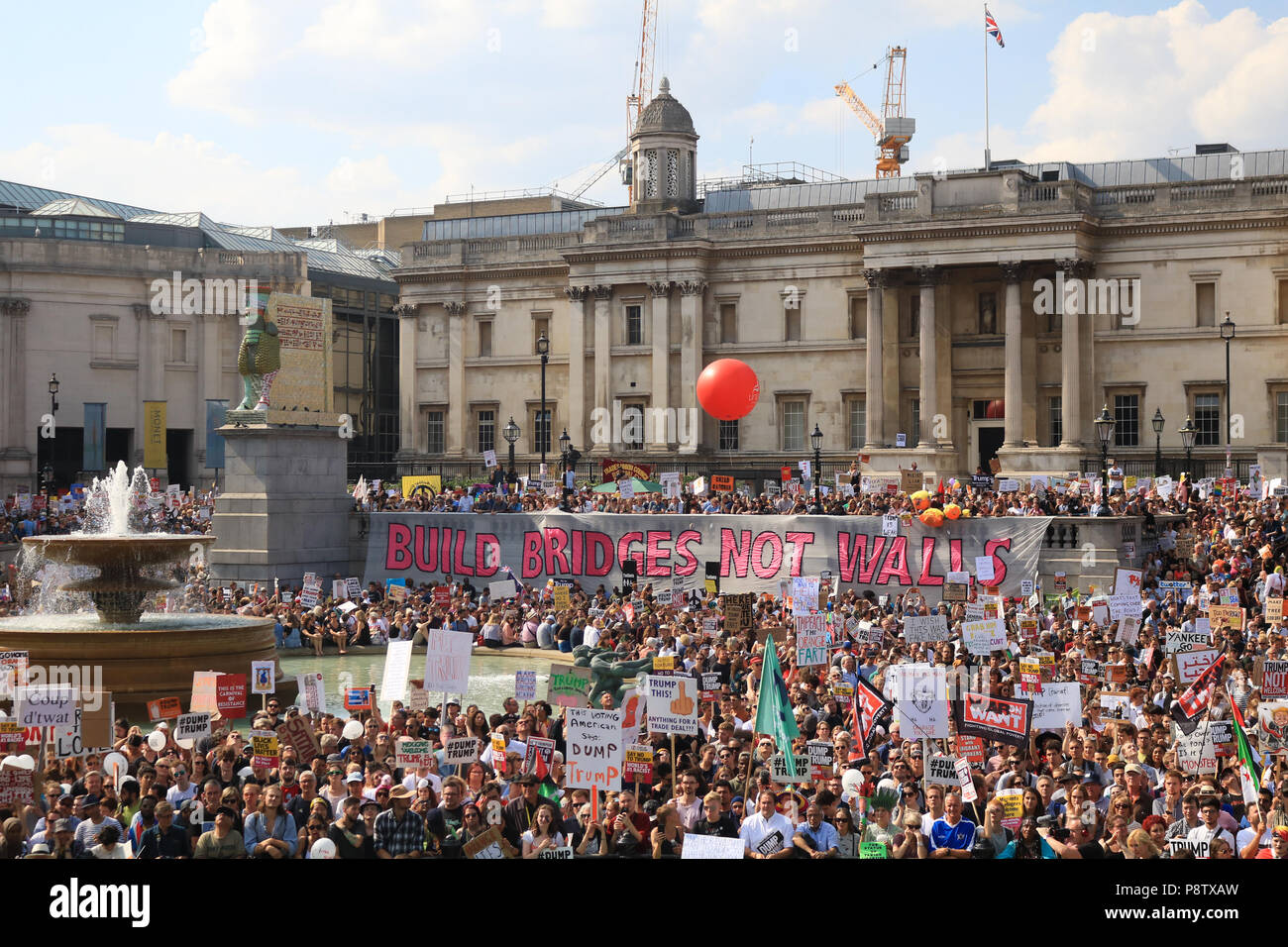 London UK. 13 juillet 2018.Des milliers de manifestants se rassemblent à Trafalgar Square pour demonstate contre le Président'Atout UK visite. Trump président porté un coup double pour le premier ministre britannique, Theresa May, disant ses plans pour un Brexit serait probablement fin les espoirs d'un accord de libre-échange avec les États-Unis et que Boris Johnson, qui a quitté son cabinet cette semaine, serait un "grand leader des membres Crédit : amer ghazzal/Alamy Live News Banque D'Images