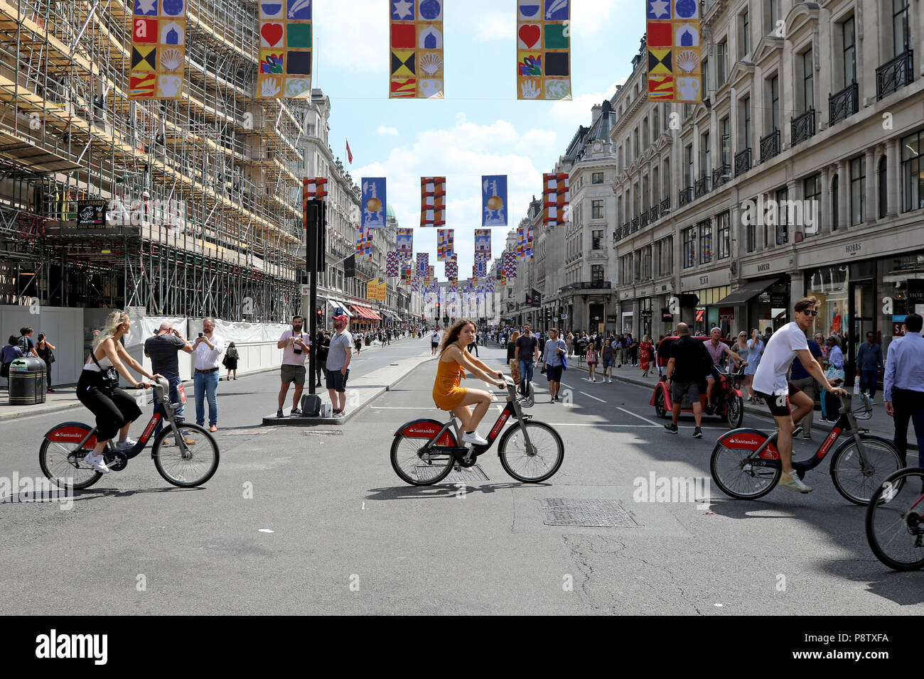 Londres, Royaume-Uni - 13 juillet 2018 : Les cyclistes traversent un car-free Regent Street au centre de Londres, avant d'une marche pour protester contre le président américain, Donald Trump Crédit : Dominic Dudley/Alamy Live News Banque D'Images