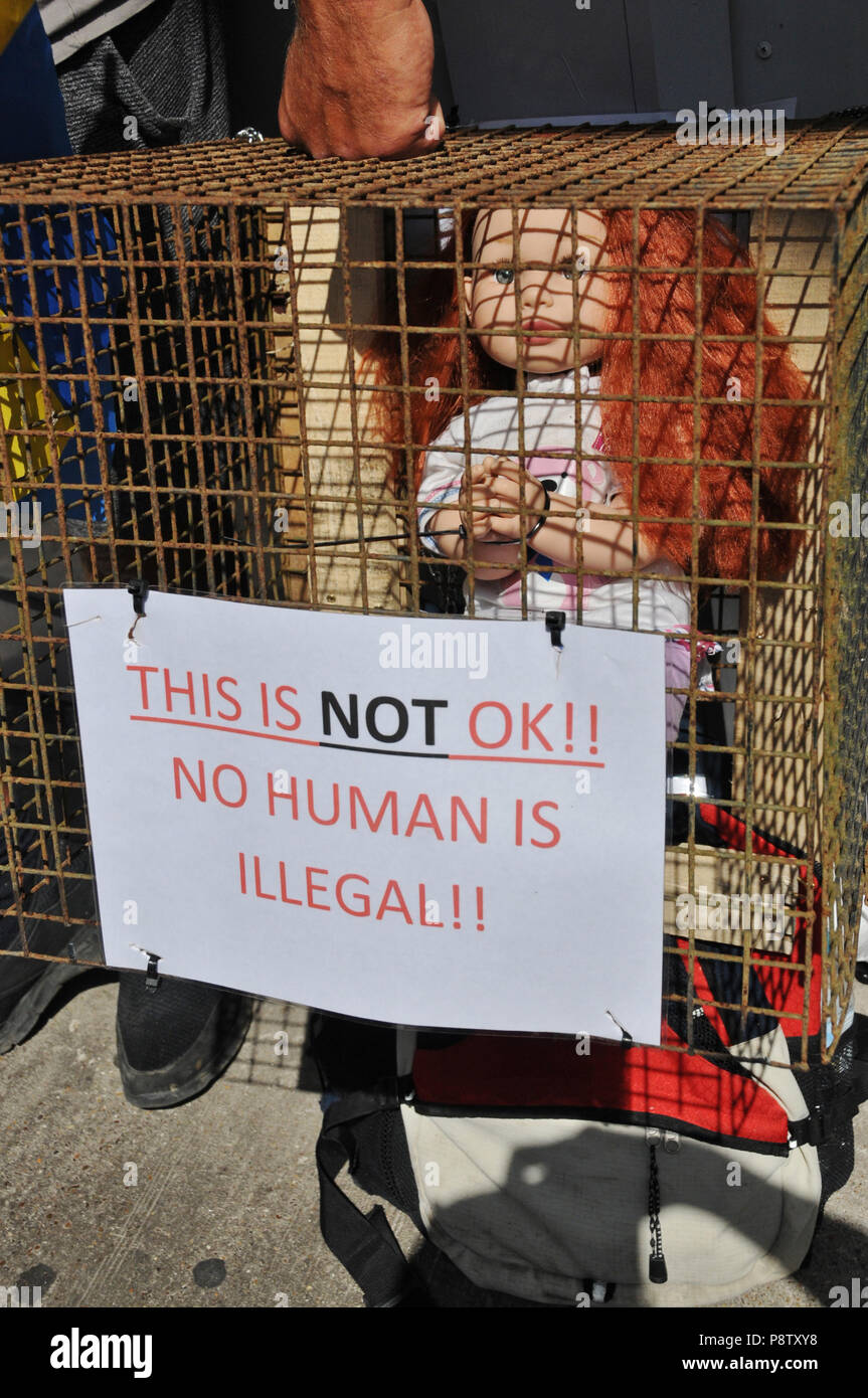 Londres, Royaume-Uni. 13 juillet 2018. Une poupée en cage, en référence à l'enfance en cage des migrants hispaniques séparés de leurs parents, à la London protester contre, le président américain, Donald Trump. Credit : Dario Earl/Alamy Live News Banque D'Images