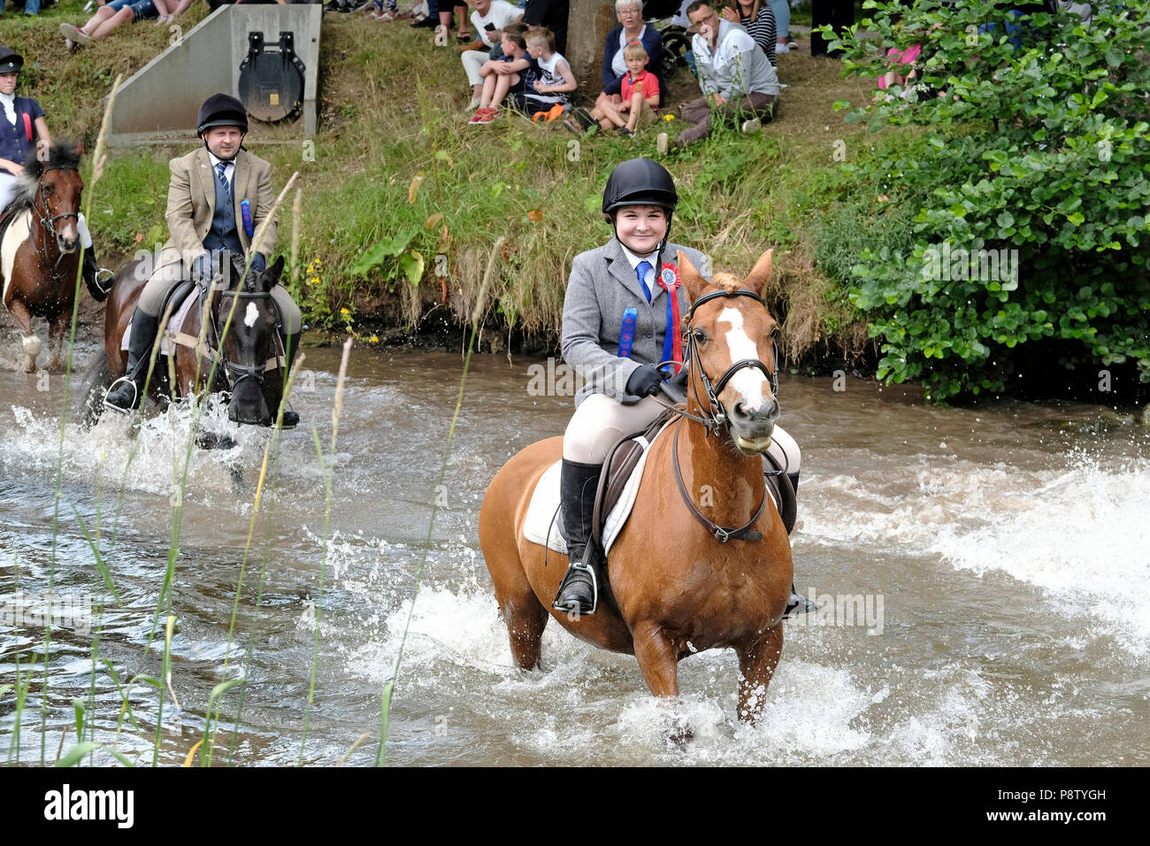 JEDBURGH, ÉCOSSE - 13 juillet : Jethart Callant's Festival - Festival Jour un jeune rider gués la Jed l'eau pendant la Jethart Callant's Festival, un festival annuel, une partie de la saison de conduite commune des Scottish Borders. Jour de Festival le 13 juillet 2018 à Jedburgh. Jethart Callant 2018 Nick Arnold (72e Jethart Callant) a conduit plus de 200 coureurs (Photo de Rob Gray / Offres) Banque D'Images