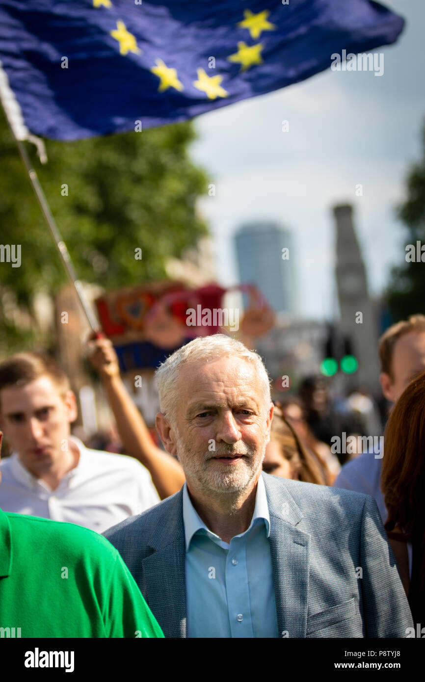 Londres, Royaume-Uni le 13 juillet, 2018. Jeremy Corbyn promenades à Trafalgar Square, Whitehall. Andy Barton/Alamy Live News Banque D'Images