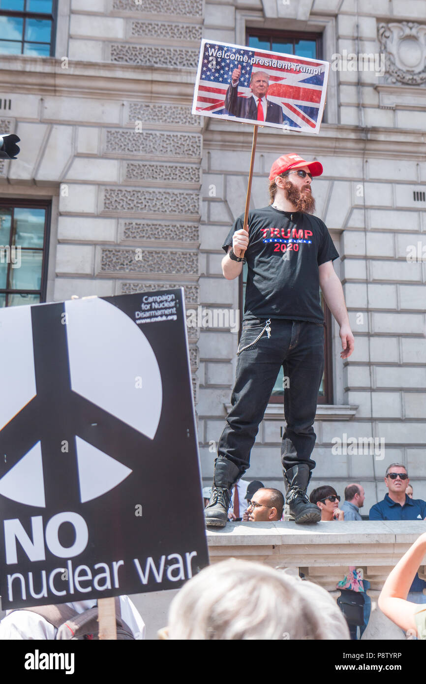 Londres, Royaume-Uni. Le 13 juillet, 2018. Partisan d'Atout observe protester contre l'atout de Donald's visitez Crédit : Zefrog/Alamy Live News Banque D'Images Londres, Royaume-Uni. Le 13 juillet, 2018. Partisan d'Atout observe protester contre l'atout de Donald's visitez Crédit : Zefrog/Alamy Live News Banque D'Images