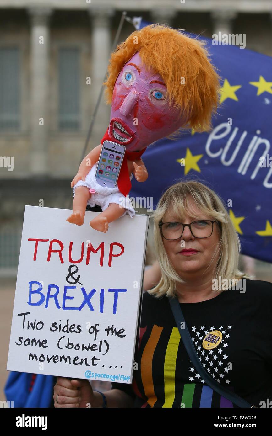 Birmingham, UK. Le 13 juillet, 2018. Les manifestants d'atout à Victoria Square, Birmingham. Peter Lopeman/Alamy Live News Banque D'Images