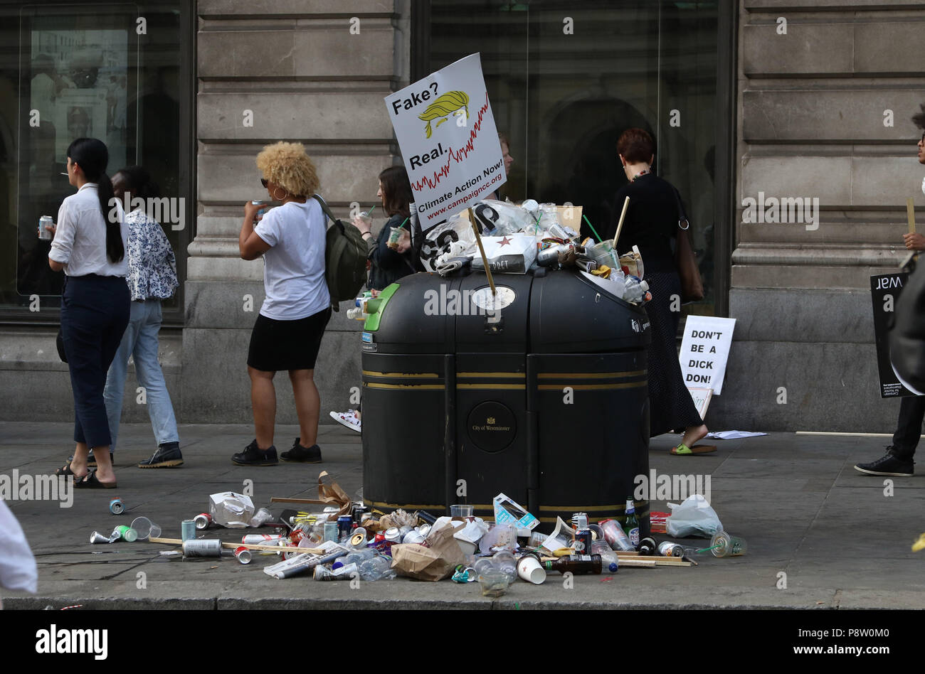 Londres, Royaume-Uni. 13 juillet 2018. Les détritus et les ordures autour  de la poubelle comme l'atout de Donald Anti-Trump finitions protestation  jusqu'à Trafalgar Square, Londres. Le président des États-Unis d'Amérique  visite London,