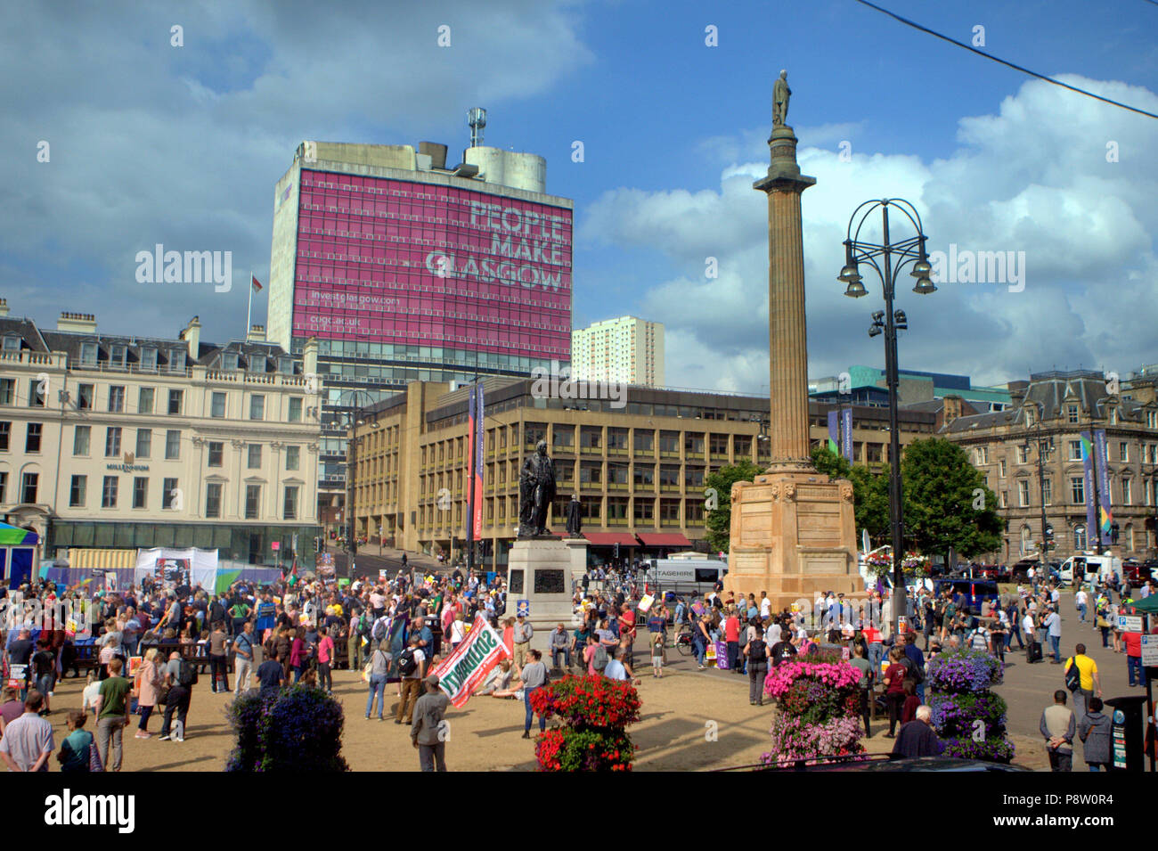 Glasgow, Scotland, UK 13 juillet.L'atout de Donald protestation mondiale charge dans George Square, la Civic et le centre administratif de l'city.Organized par l'Ecosse contre Trump il était prévu d'attirer 5000 partisans. Gérard Ferry/Alamy news Banque D'Images